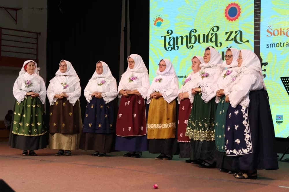 (FOTO-VIDEO) Pjesme, kola i običaji izvelo pet kulturno-umjetničkih društava iz dvije slavonske županije