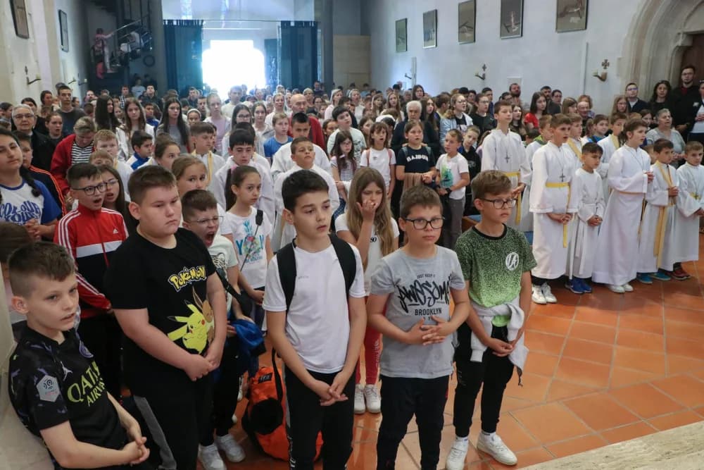 UČENICI OSNOVNIH ŠKOLA U POŽEŠKOJ BISKUPIJI HODOČASTILI U VOĆIN