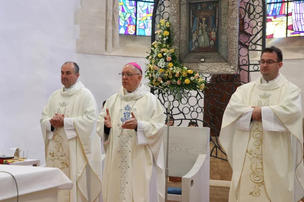 UČENICI OSNOVNIH ŠKOLA U POŽEŠKOJ BISKUPIJI HODOČASTILI U VOĆIN