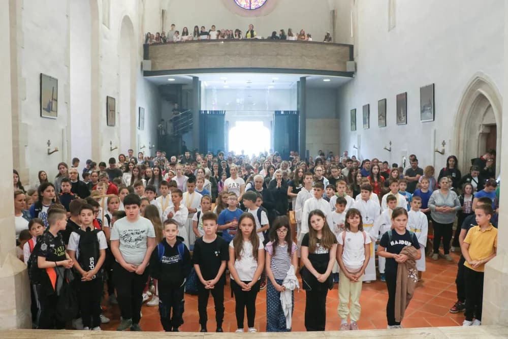 UČENICI OSNOVNIH ŠKOLA U POŽEŠKOJ BISKUPIJI HODOČASTILI U VOĆIN
