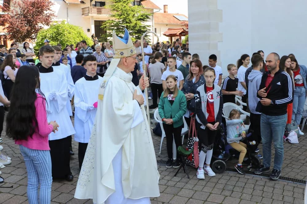 UČENICI OSNOVNIH ŠKOLA U POŽEŠKOJ BISKUPIJI HODOČASTILI U VOĆIN