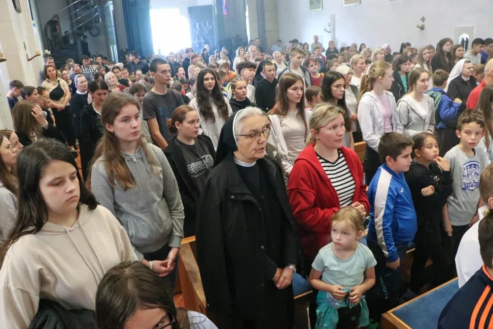 UČENICI OSNOVNIH ŠKOLA U POŽEŠKOJ BISKUPIJI HODOČASTILI U VOĆIN