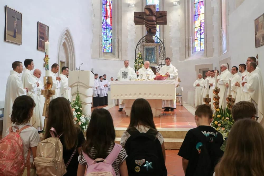 UČENICI OSNOVNIH ŠKOLA U POŽEŠKOJ BISKUPIJI HODOČASTILI U VOĆIN