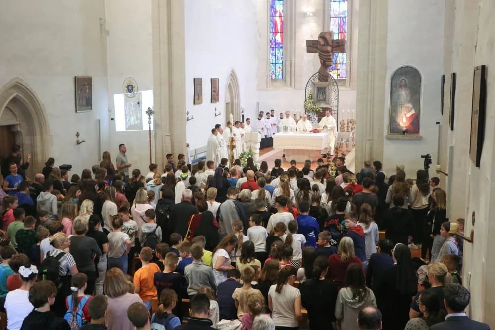 UČENICI OSNOVNIH ŠKOLA U POŽEŠKOJ BISKUPIJI HODOČASTILI U VOĆIN