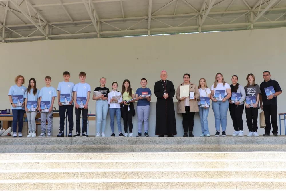 UČENICI OSNOVNIH ŠKOLA U POŽEŠKOJ BISKUPIJI HODOČASTILI U VOĆIN