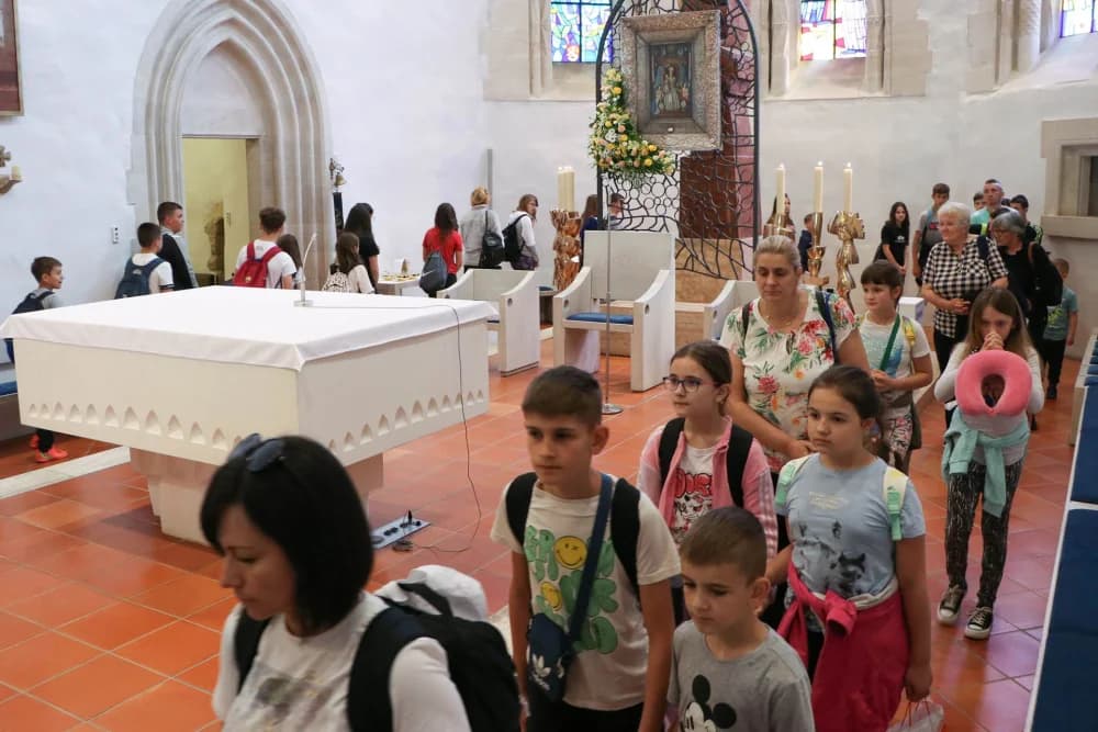 UČENICI OSNOVNIH ŠKOLA U POŽEŠKOJ BISKUPIJI HODOČASTILI U VOĆIN