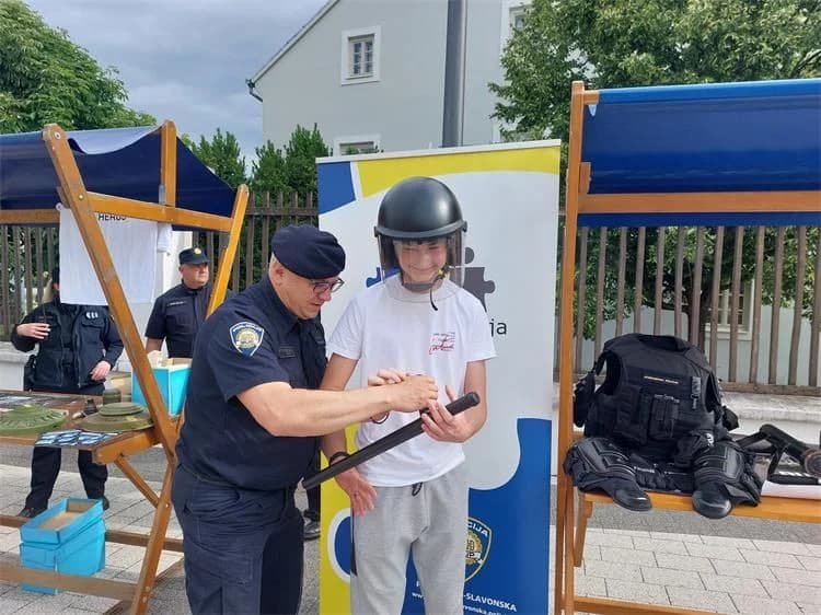 (FOTO) Požeško-slavonski policijski službenici sudjelovali u Pakracu na „ 4. Dječjem danu zanimanja“