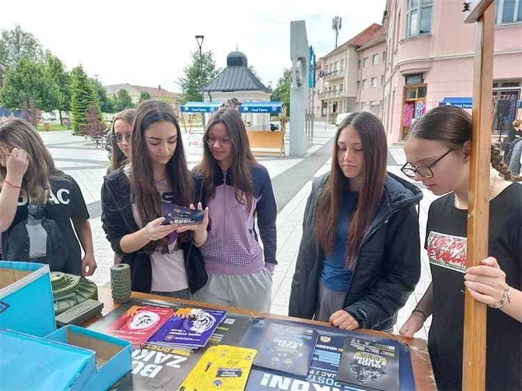 (FOTO) Požeško-slavonski policijski službenici sudjelovali u Pakracu na „ 4. Dječjem danu zanimanja“