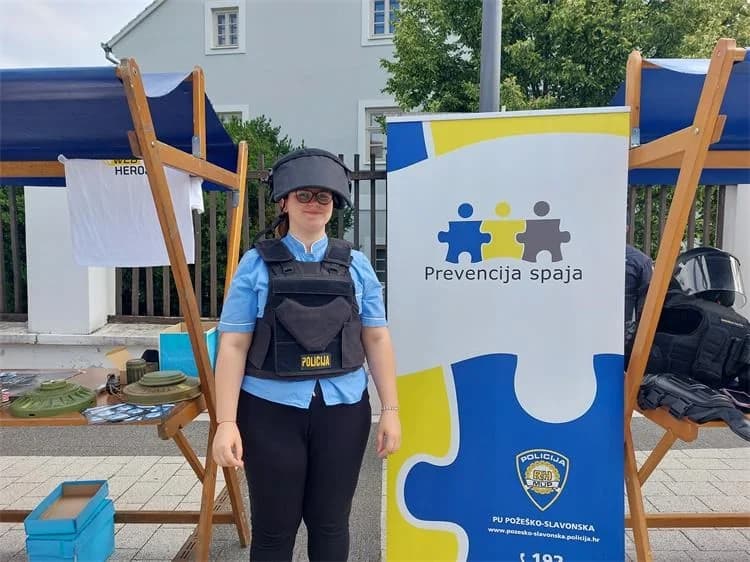 (FOTO) Požeško-slavonski policijski službenici sudjelovali u Pakracu na „ 4. Dječjem danu zanimanja“