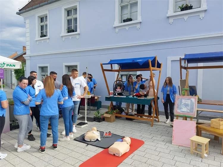 (FOTO) Požeško-slavonski policijski službenici sudjelovali u Pakracu na „ 4. Dječjem danu zanimanja“