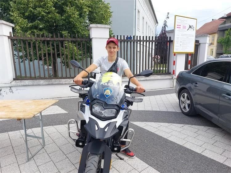 (FOTO) Požeško-slavonski policijski službenici sudjelovali u Pakracu na „ 4. Dječjem danu zanimanja“