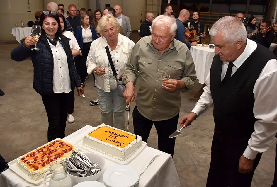 SLAVLJE KOD POZNATOG VINARA IVE ENJINGIJA: Torta za 84. rođendan