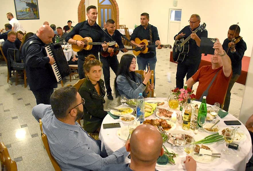 SLAVLJE KOD POZNATOG VINARA IVE ENJINGIJA: Torta za 84. rođendan