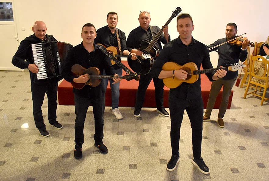 SLAVLJE KOD POZNATOG VINARA IVE ENJINGIJA: Torta za 84. rođendan