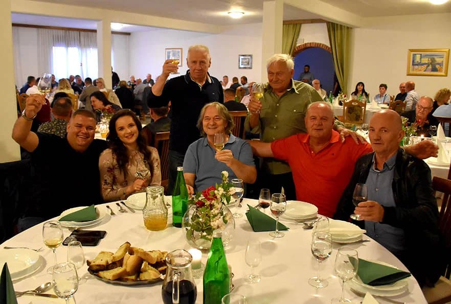 SLAVLJE KOD POZNATOG VINARA IVE ENJINGIJA: Torta za 84. rođendan