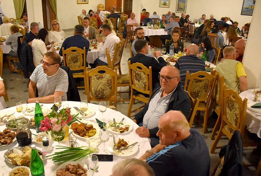 SLAVLJE KOD POZNATOG VINARA IVE ENJINGIJA: Torta za 84. rođendan