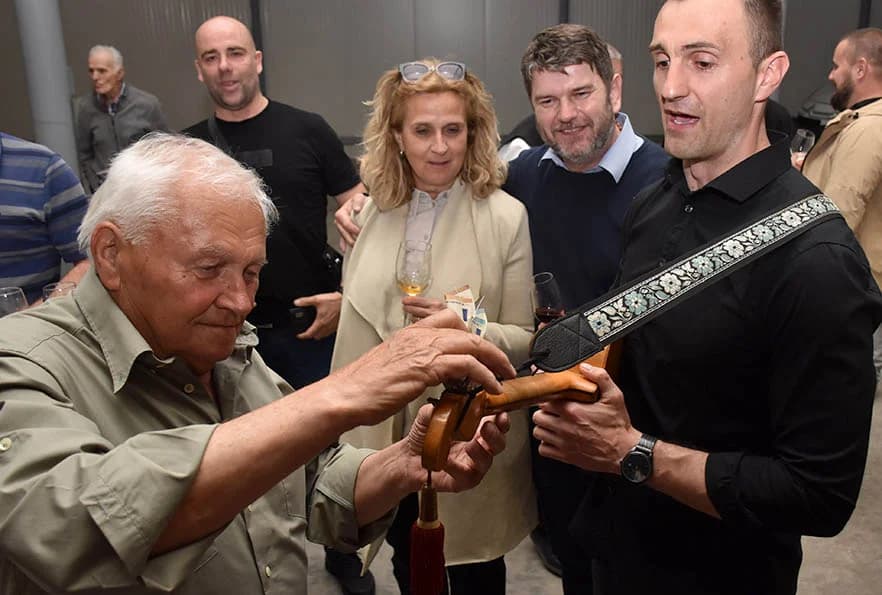 SLAVLJE KOD POZNATOG VINARA IVE ENJINGIJA: Torta za 84. rođendan