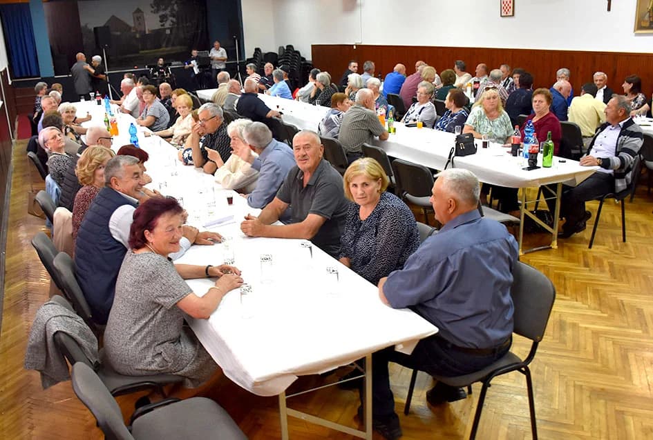SKUPŠTINA, PA DRUŽENJE: Kaptolački umirovljenici tradicionalno se okupili uz blagdan Duhova