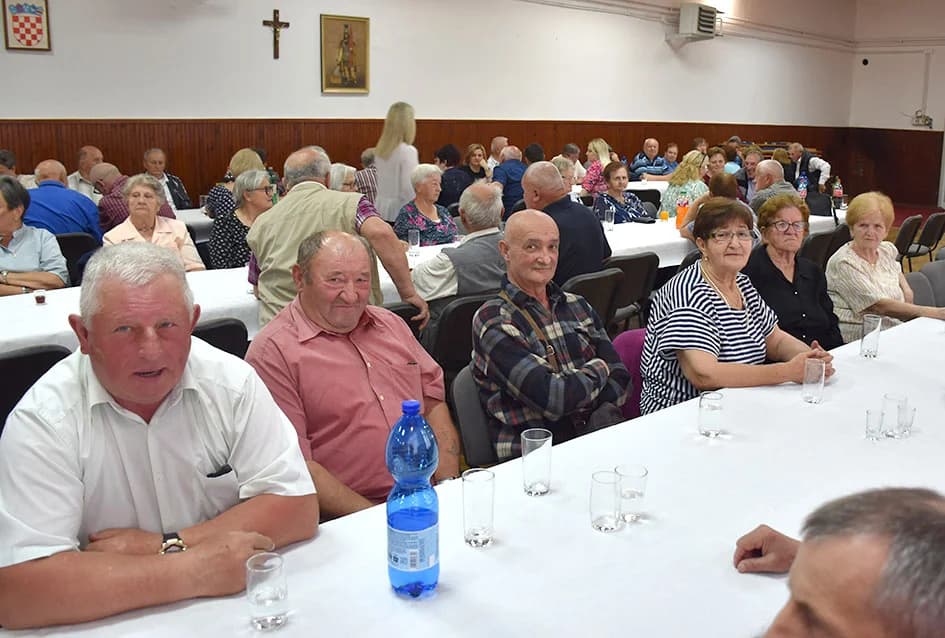 SKUPŠTINA, PA DRUŽENJE: Kaptolački umirovljenici tradicionalno se okupili uz blagdan Duhova