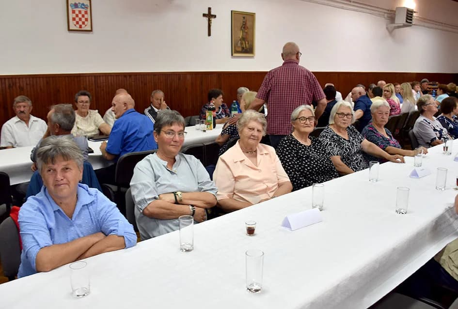 SKUPŠTINA, PA DRUŽENJE: Kaptolački umirovljenici tradicionalno se okupili uz blagdan Duhova