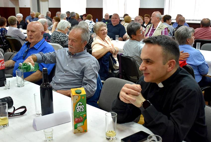 SKUPŠTINA, PA DRUŽENJE: Kaptolački umirovljenici tradicionalno se okupili uz blagdan Duhova