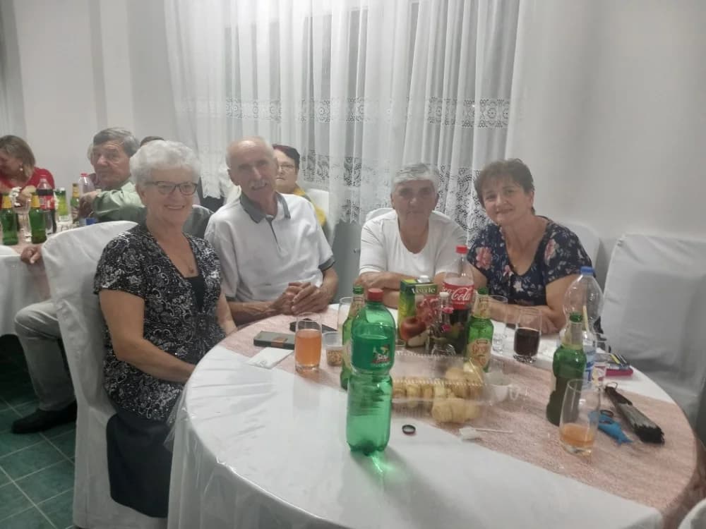 Veličkim umirovljenicima na zabavi su pridružili prijatelje iz Baranje