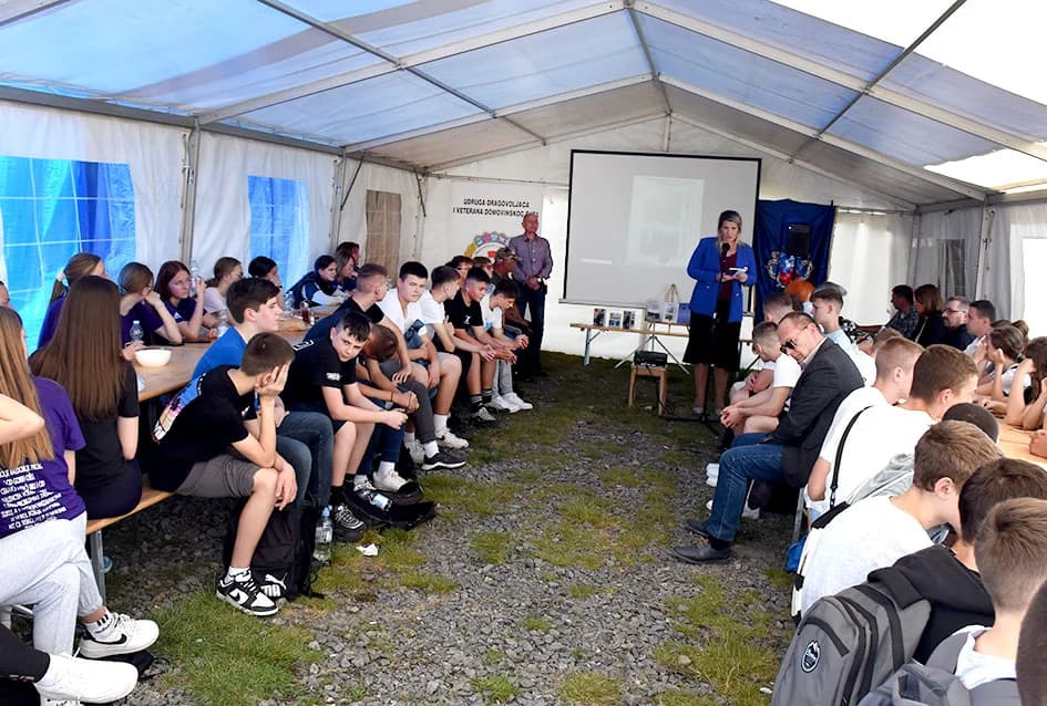 Sati istine na brdu Sokolovac: Još jedna generacija osmaša slušala predavanje o Domovinskom ratu