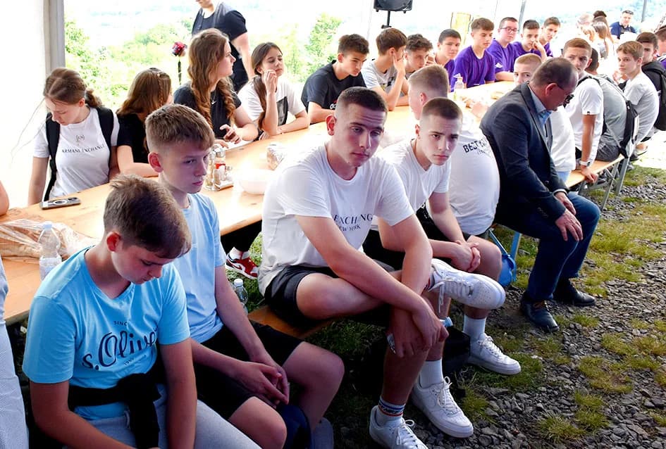 Sati istine na brdu Sokolovac: Još jedna generacija osmaša slušala predavanje o Domovinskom ratu