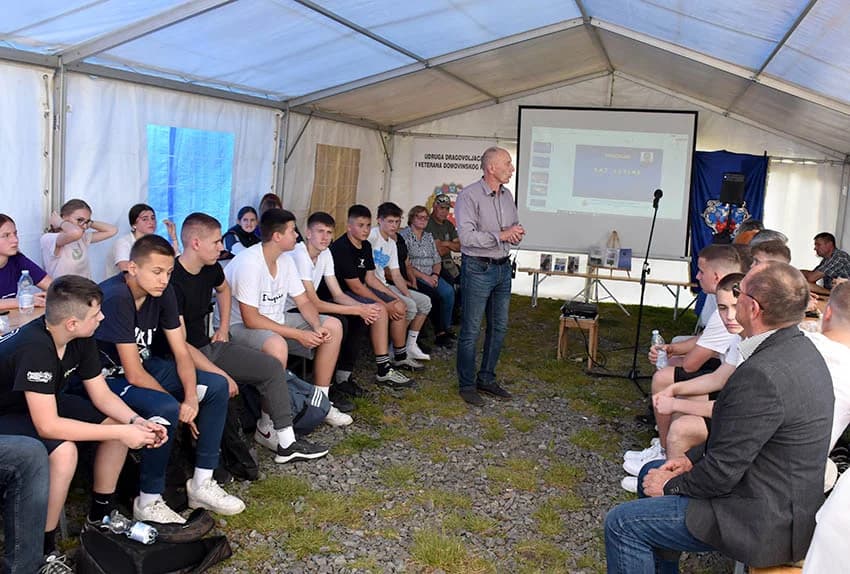 Sati istine na brdu Sokolovac: Još jedna generacija osmaša slušala predavanje o Domovinskom ratu