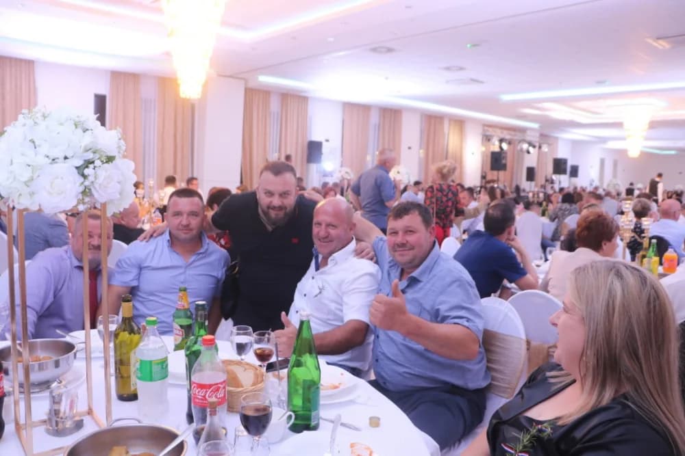 PRAVO VESELJE: Svadbu Mate Pavića i Ane Damljanović uz gotovo 400 gostiju svirački ukrasio legendarni Borko Radivojević i njegovi Tigrovi