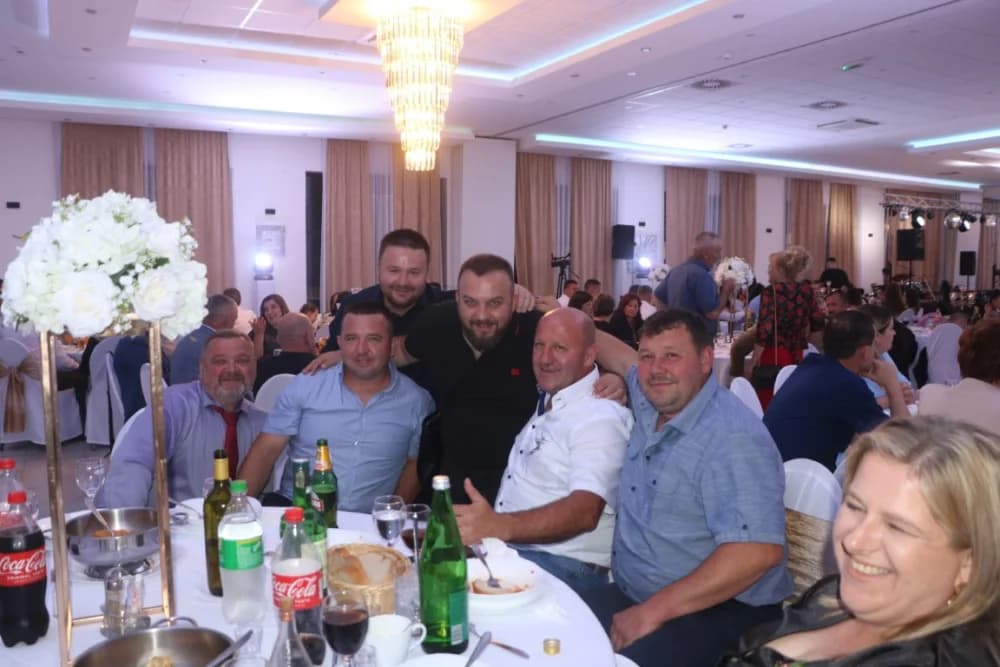 PRAVO VESELJE: Svadbu Mate Pavića i Ane Damljanović uz gotovo 400 gostiju svirački ukrasio legendarni Borko Radivojević i njegovi Tigrovi