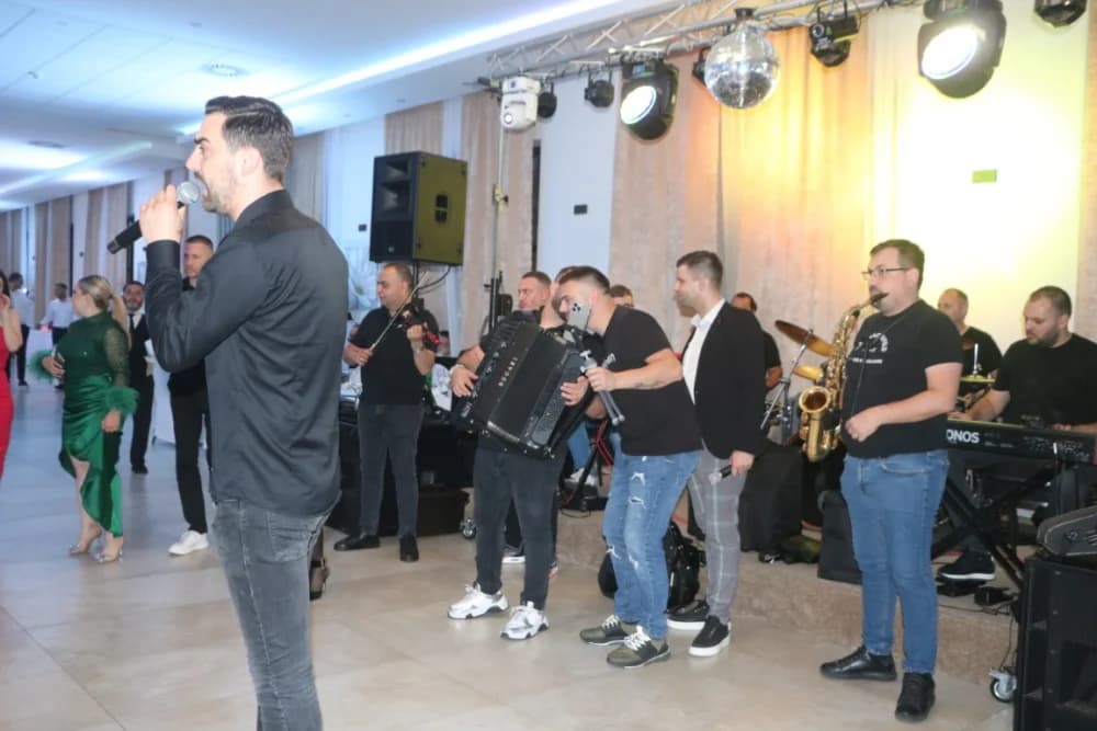 PRAVO VESELJE: Svadbu Mate Pavića i Ane Damljanović uz gotovo 400 gostiju svirački ukrasio legendarni Borko Radivojević i njegovi Tigrovi