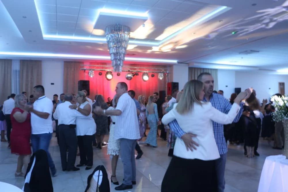 PRAVO VESELJE: Svadbu Mate Pavića i Ane Damljanović uz gotovo 400 gostiju svirački ukrasio legendarni Borko Radivojević i njegovi Tigrovi