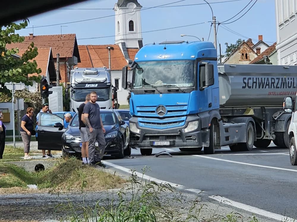 Teteretnim kamionom se zabio u osobni automobil