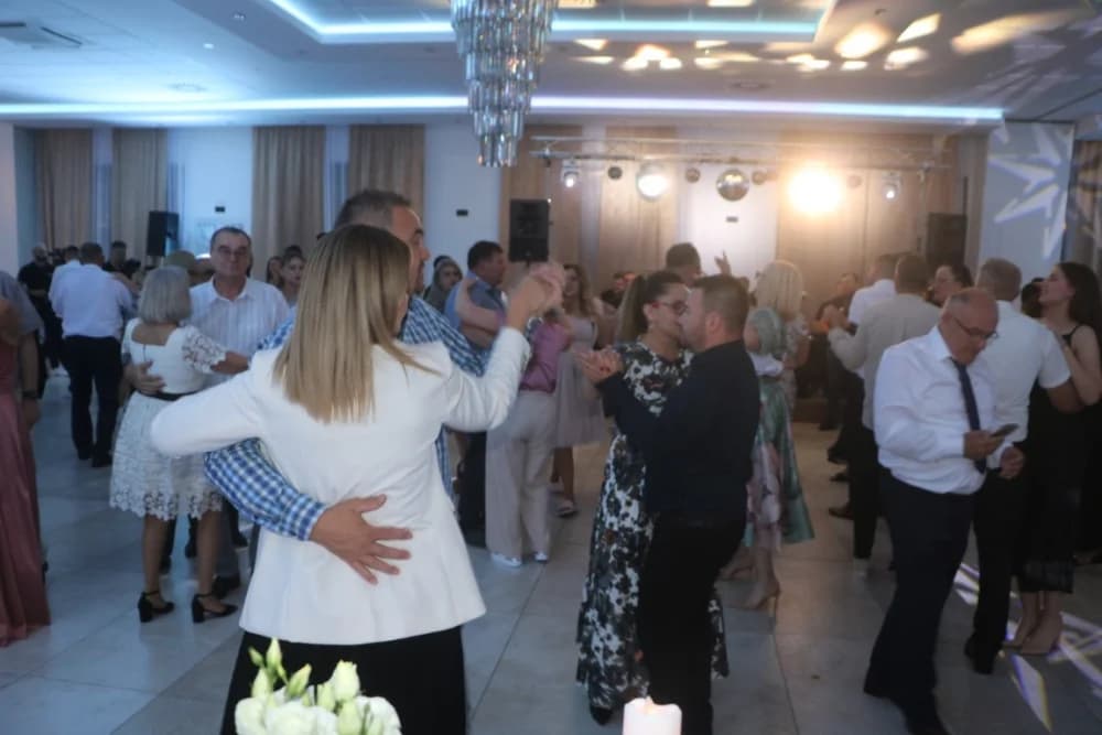 PRAVO VESELJE: Svadbu Mate Pavića i Ane Damljanović uz gotovo 400 gostiju svirački ukrasio legendarni Borko Radivojević i njegovi Tigrovi