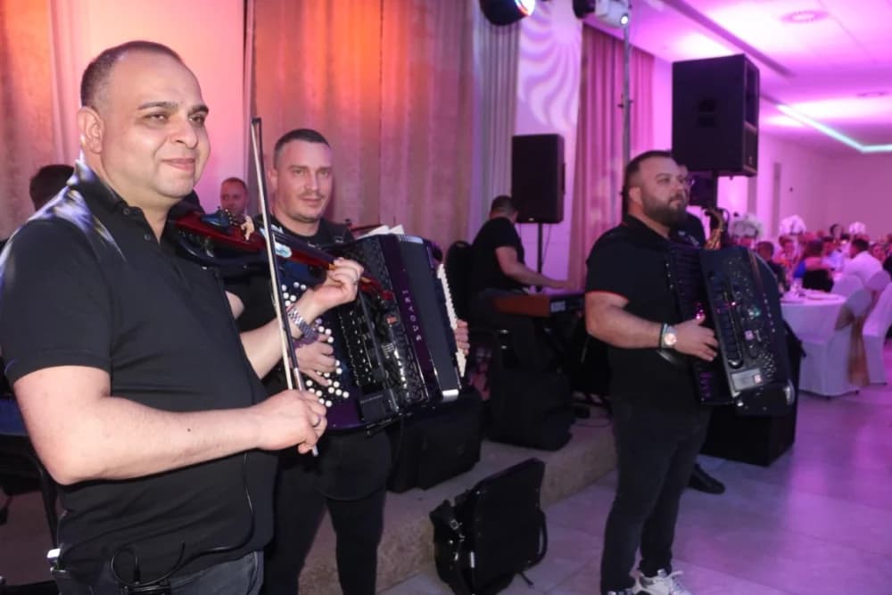 PRAVO VESELJE: Svadbu Mate Pavića i Ane Damljanović uz gotovo 400 gostiju svirački ukrasio legendarni Borko Radivojević i njegovi Tigrovi