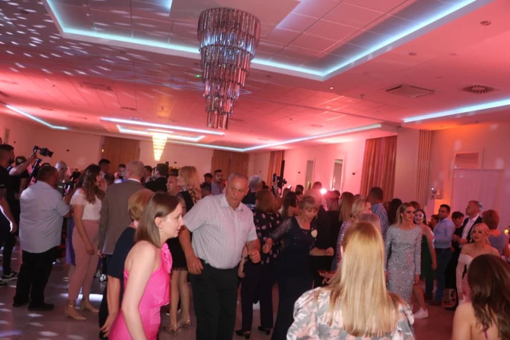 PRAVO VESELJE: Svadbu Mate Pavića i Ane Damljanović uz gotovo 400 gostiju svirački ukrasio legendarni Borko Radivojević i njegovi Tigrovi