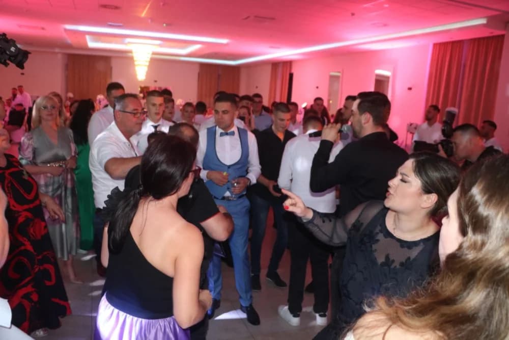 PRAVO VESELJE: Svadbu Mate Pavića i Ane Damljanović uz gotovo 400 gostiju svirački ukrasio legendarni Borko Radivojević i njegovi Tigrovi