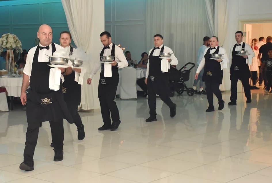 RASKOŠNA ROMSKA SVADBA U POŽEŠKOJ SVEČANOJ DVORANI „GLORIA“: Mladenku darivali zlatom i eurima