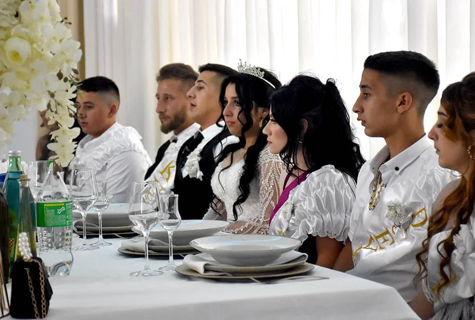 RASKOŠNA ROMSKA SVADBA U POŽEŠKOJ SVEČANOJ DVORANI „GLORIA“: Mladenku darivali zlatom i eurima