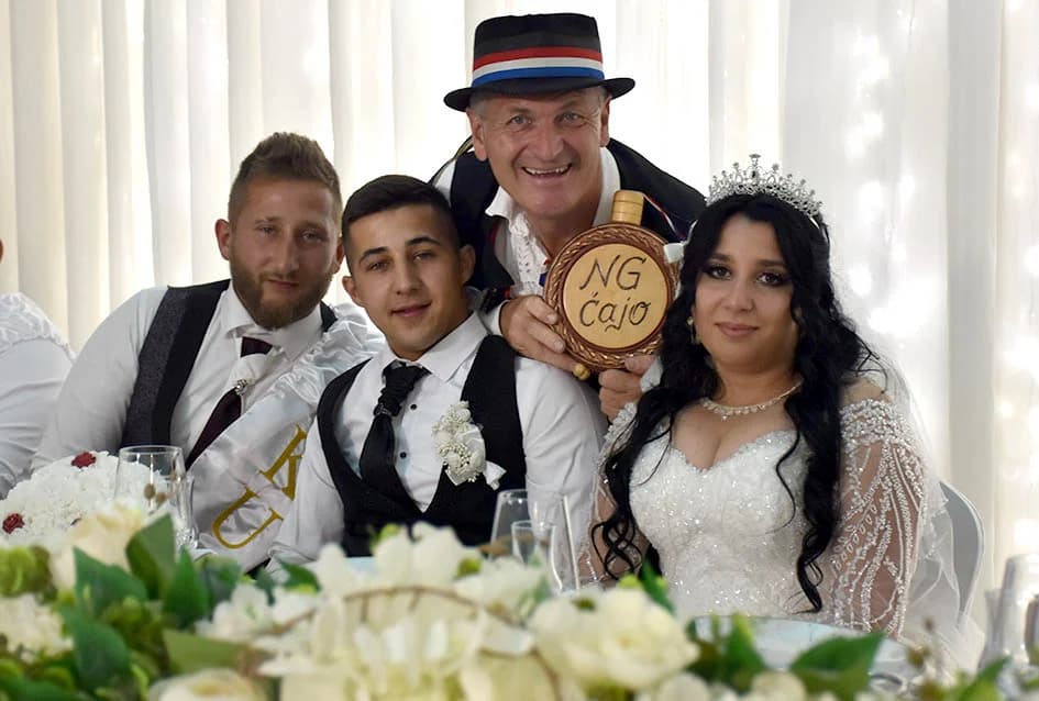 RASKOŠNA ROMSKA SVADBA U POŽEŠKOJ SVEČANOJ DVORANI „GLORIA“: Mladenku darivali zlatom i eurima