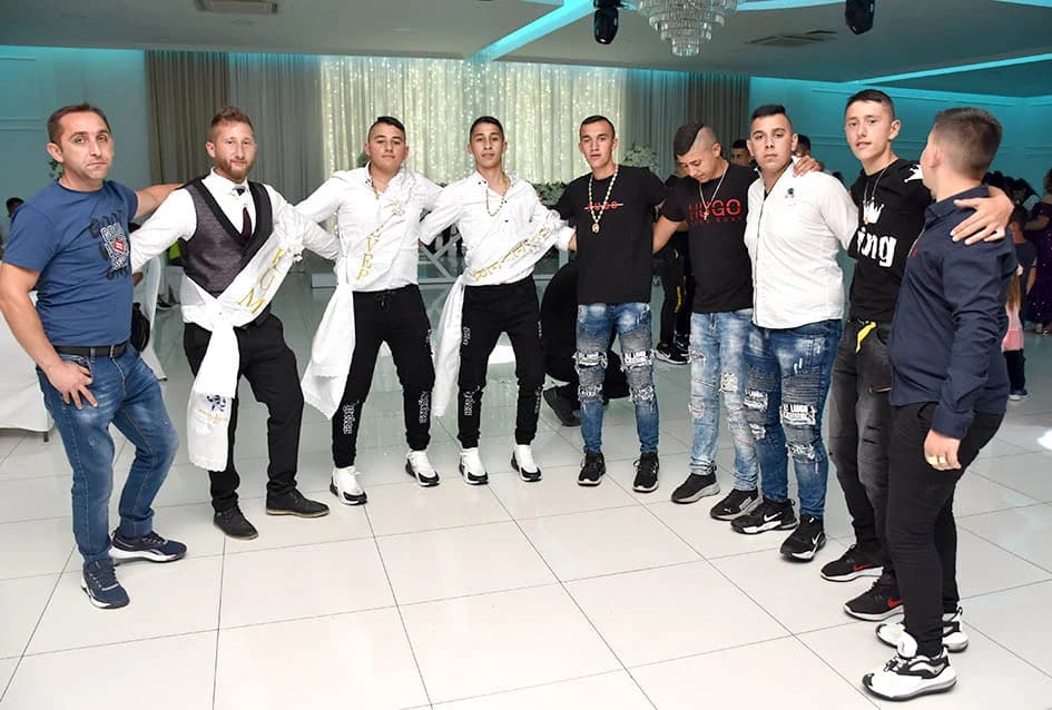 RASKOŠNA ROMSKA SVADBA U POŽEŠKOJ SVEČANOJ DVORANI „GLORIA“: Mladenku darivali zlatom i eurima
