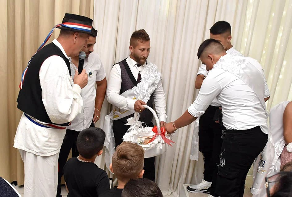 RASKOŠNA ROMSKA SVADBA U POŽEŠKOJ SVEČANOJ DVORANI „GLORIA“: Mladenku darivali zlatom i eurima