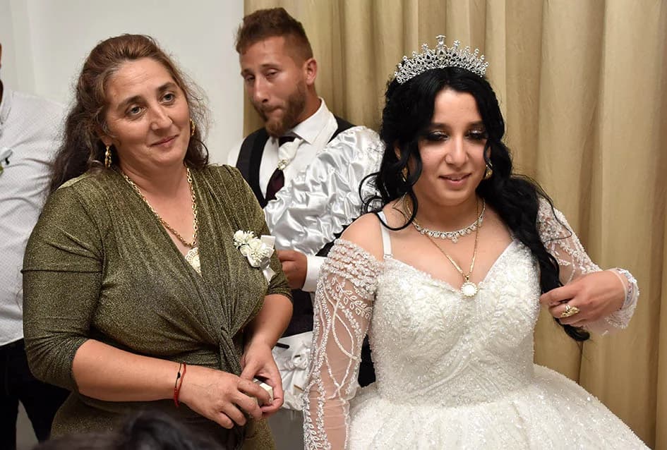 RASKOŠNA ROMSKA SVADBA U POŽEŠKOJ SVEČANOJ DVORANI „GLORIA“: Mladenku darivali zlatom i eurima