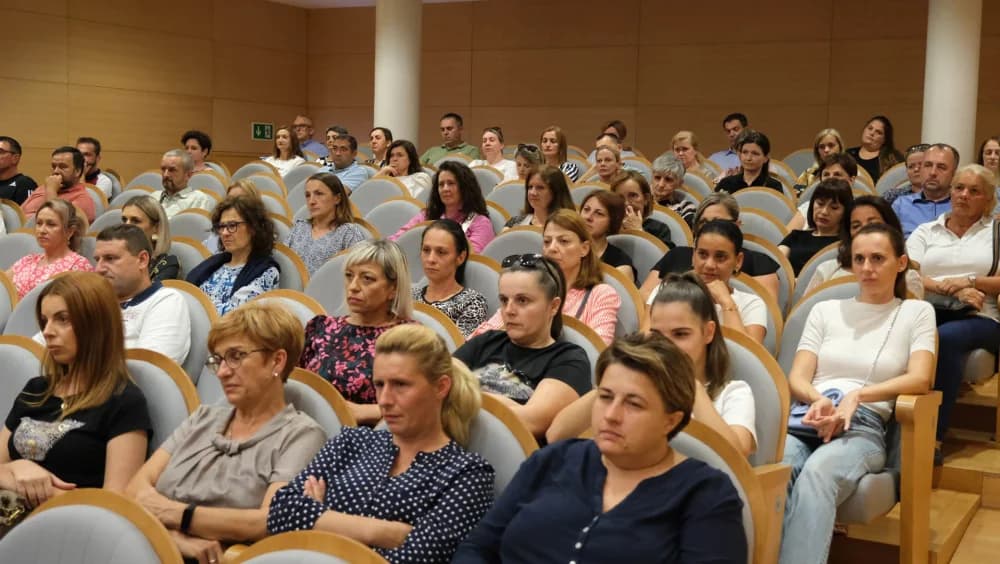 Biskup Škvorčević sudjelovao na roditeljskom sastanaku učenika Katoličke gimnazije