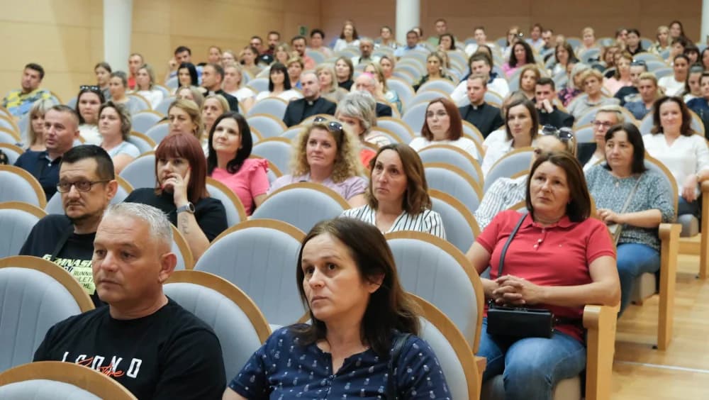 Biskup Škvorčević sudjelovao na roditeljskom sastanaku učenika Katoličke gimnazije
