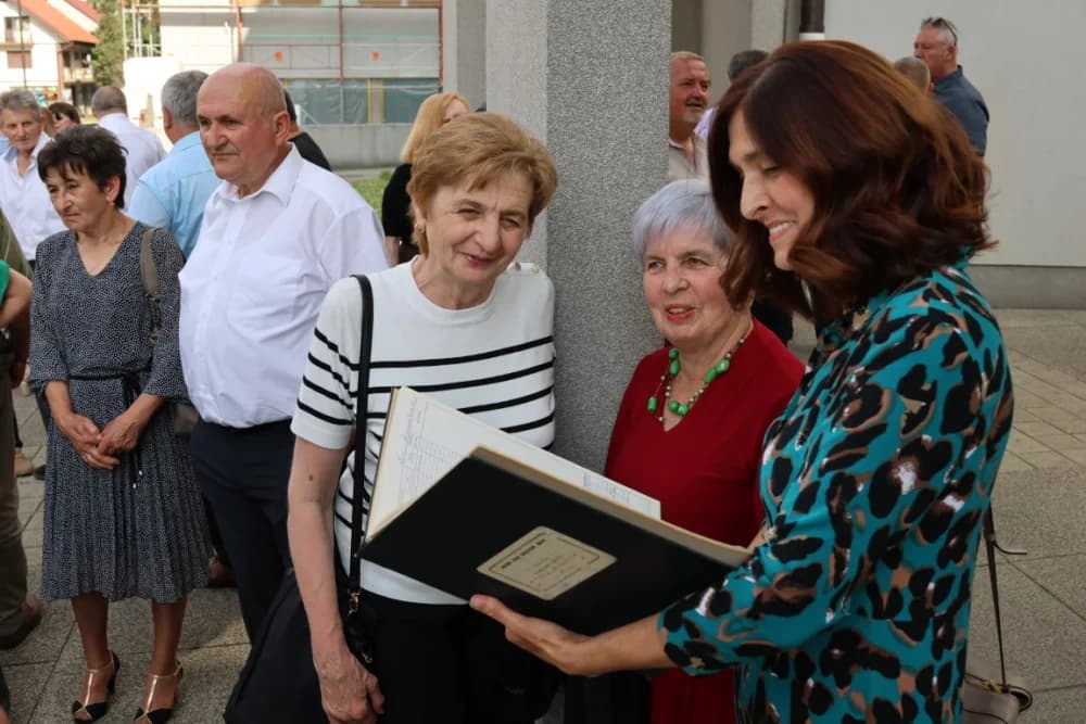 Nekadašnja 124 maturanta iz deset razreda pristiglo u grad svoje mladosti 45 godina nakon završetka srednje škole