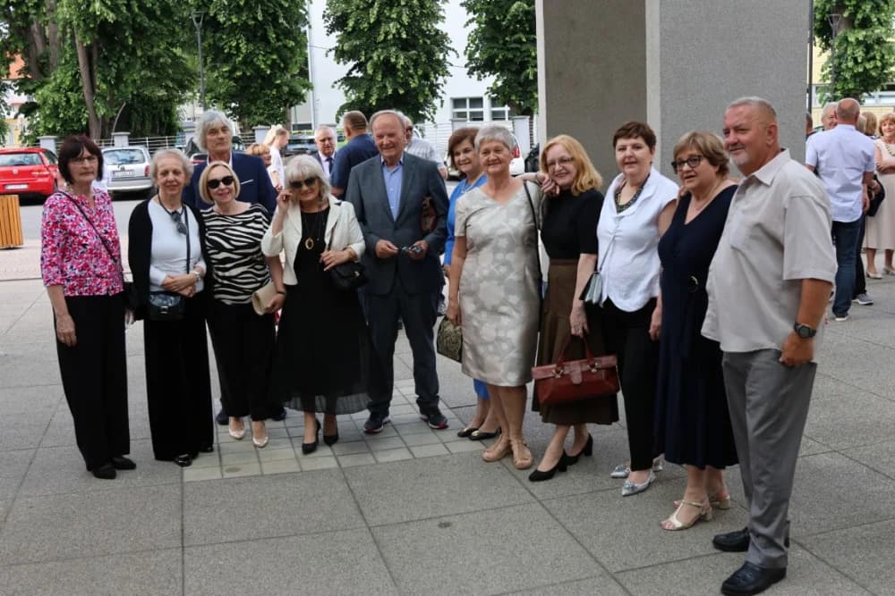 Nekadašnja 124 maturanta iz deset razreda pristiglo u grad svoje mladosti 45 godina nakon završetka srednje škole