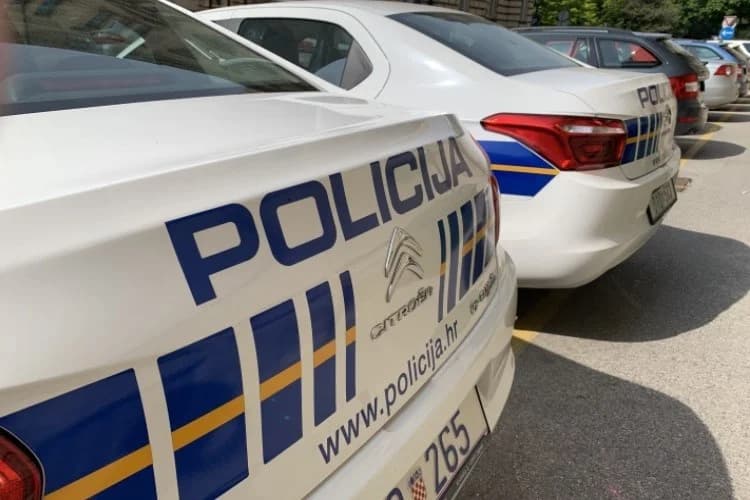 U slijetanju osobnog automobila lakše ozlijeđen 21-godišnjak