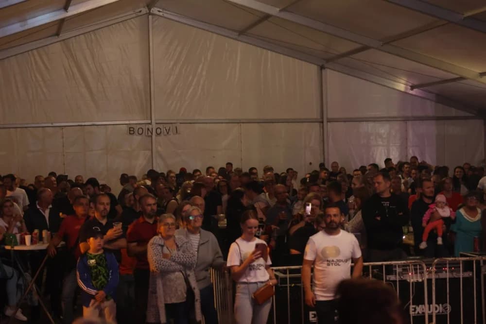 (FOTO) Uz Ceciliju u Velikoj i njene izvedbe najgromoglasnije bile mlade Hercegovke i Hercegovci, članovi HKUD-a Aladinići iz Dubrava